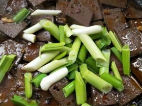 加蒜苗。