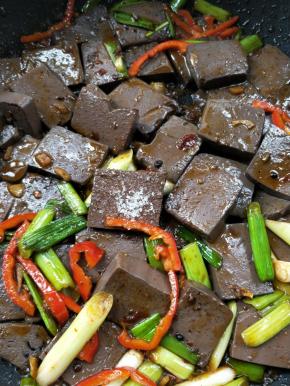 加少许白糖，翻炒均匀。