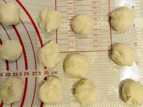 油酥材料混合，分成16份。油皮也分成16份