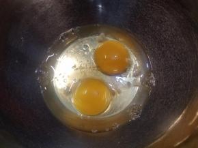 准备好全部食材，先把鸡蛋打入打蛋盆，加入香草精后打散。