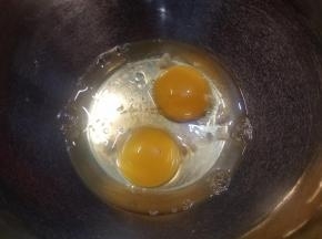 准备好全部食材，先把鸡蛋打入打蛋盆，加入香草精后打散。