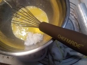然后加入白糖继续搅拌到无颗粒的状态。