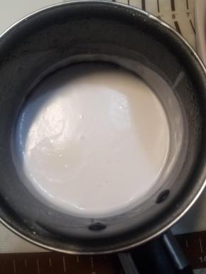 再加入牛奶轻轻的拌匀。