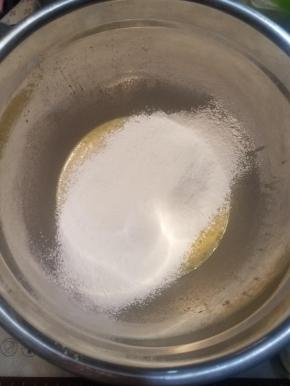 低粉跟泡打粉分两次筛入蛋液内，每次都要搅拌均匀。