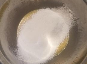低粉跟泡打粉分两次筛入蛋液内，每次都要搅拌均匀。