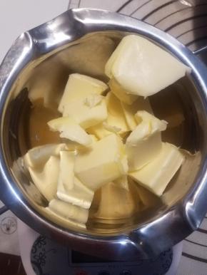 黄油隔水加热融化成液体。