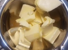 黄油隔水加热融化成液体。