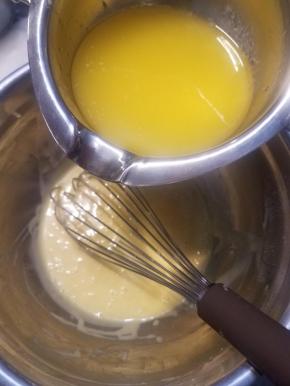 把黄油液一点一点加入到面糊中，搅拌均匀。