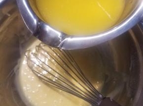 把黄油液一点一点加入到面糊中，搅拌均匀。