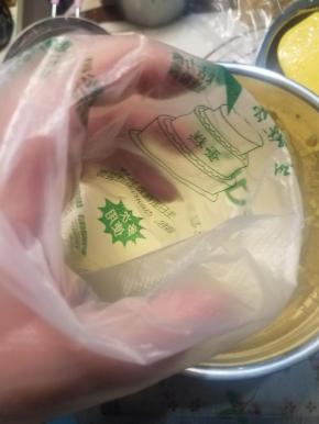 把搅拌好的面糊放入裱花袋一半。