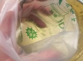 把搅拌好的面糊放入裱花袋一半。