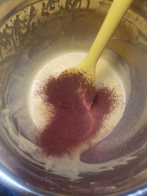 剩余的面糊内筛入红丝绒，可以根据自己喜好的颜色来调整红丝绒的多少。