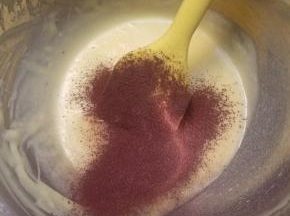 剩余的面糊内筛入红丝绒，可以根据自己喜好的颜色来调整红丝绒的多少。