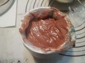 搅拌好的剩余的面糊放入裱花袋，然后把2种面糊都放进冰箱梳理1小时左右再取出来。