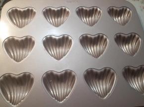 烤箱150度预热，模具提前用黄油轻轻的涂抹表面。