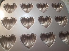 烤箱150度预热，模具提前用黄油轻轻的涂抹表面。