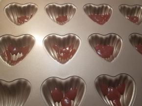 然后取出2种面糊，随意搭配挤到模具内，八分满即可。