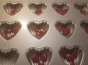 然后取出2种面糊，随意搭配挤到模具内，八分满即可。