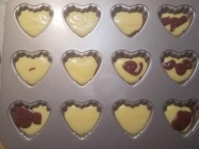 在入烤箱前，震动一下，震出面糊内的小气泡。