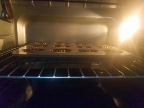 150度15分钟左右，中间的小肚子鼓起来了，边缘有点点焦黄就可以出炉了。