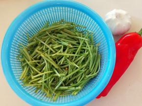 芦蒿摘好洗干净，切段备用