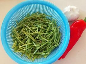 芦蒿摘好洗干净，切段备用