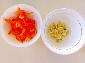 大蒜头切成片，红辣椒切丝