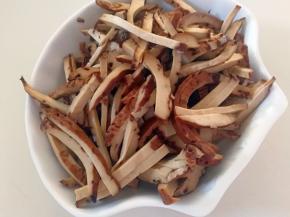 香干切成宽条状