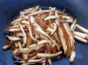 锅里放油，八分热放入香干，翻炒一下，装盘