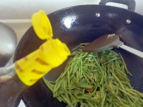 倒入生抽，翻炒均匀