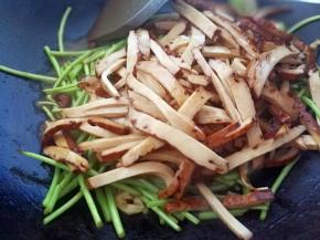 倒入之前炒过的香干，翻炒均匀