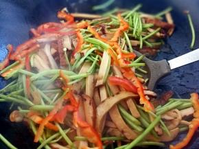 倒入红辣椒，翻炒均匀