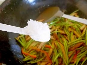 加入白糖和盐（根据自己的口味放）