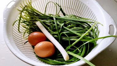 准备韭菜，葱，鸡蛋。