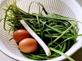 准备韭菜，葱，鸡蛋。