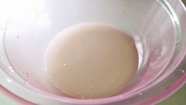 温水中放入发酵粉搅拌至融化。