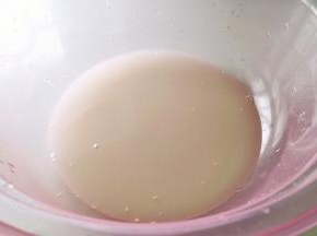 温水中放入发酵粉搅拌至融化。