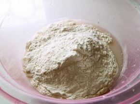 倒入面粉。