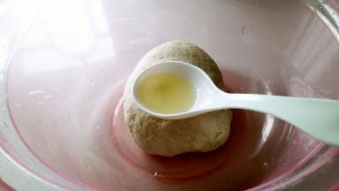 揉成较软的面团，面团淋入半勺油。