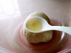 揉成较软的面团，面团淋入半勺油。