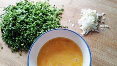 韭菜切碎，鸡蛋打散，葱切碎。