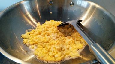 锅中放油烧热，倒入鸡蛋炒出碎丁，放凉备用。