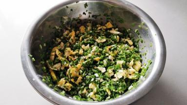 韭菜，鸡蛋，葱碎混合拌匀，最后撒上盐。