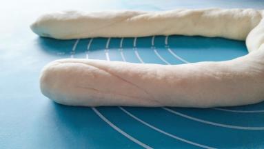 取出面团，无需排气，直接拉长。