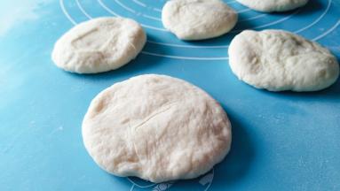 切成等量的剂子，然后按扁。