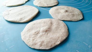 擀成中间略厚的皮子。