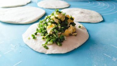 皮子中间放入陷。