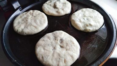 电饼档刷上一层油，直接把生胚放进去，然后轻轻的按扁就可以了。