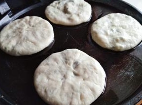 电饼档刷上一层油，直接把生胚放进去，然后轻轻的按扁就可以了。