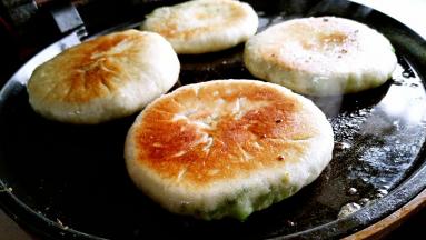 开启小火烙3分钟左右，烙至两面成金黄色就可以了。